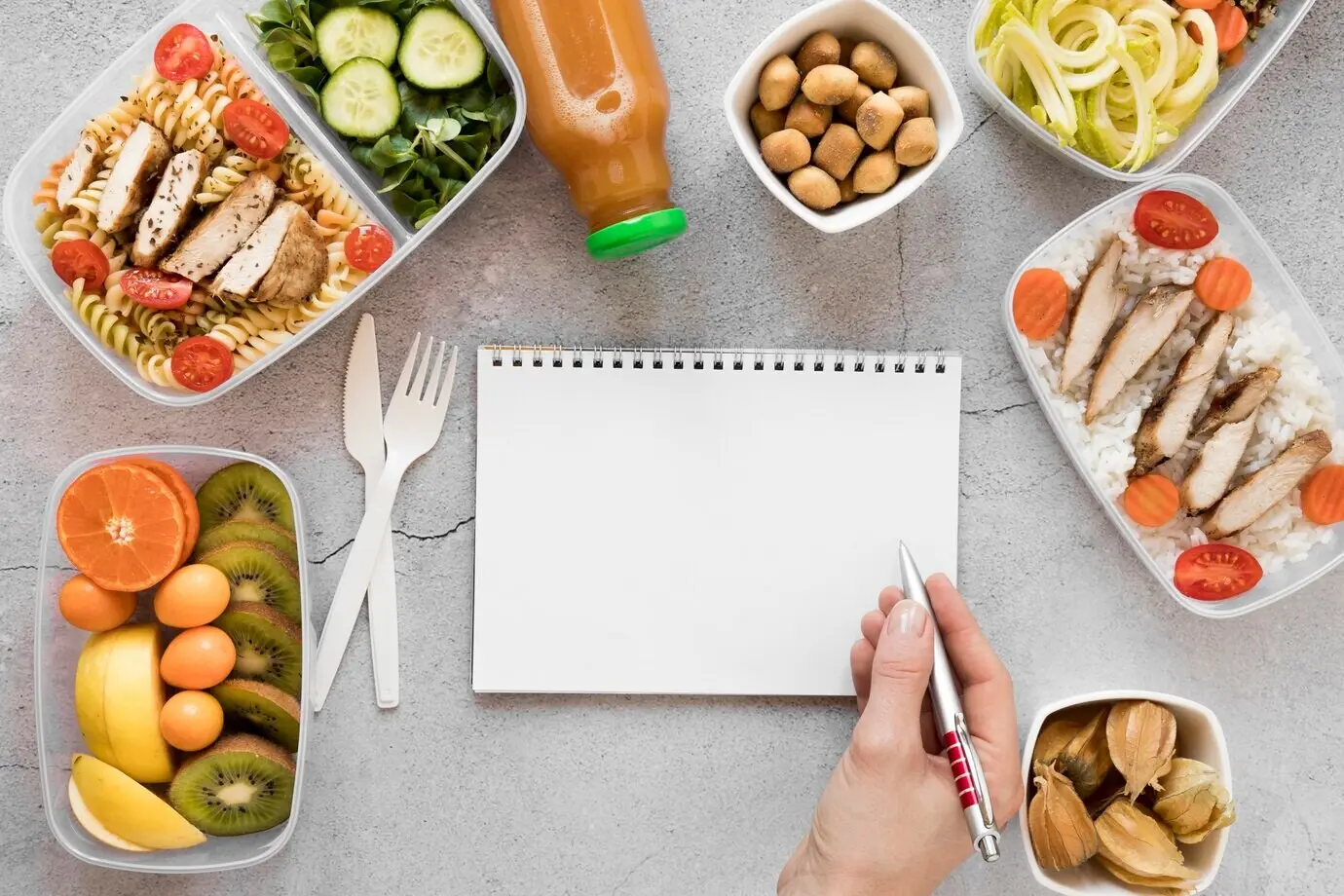 Nahaufnahme einer Hand, die einen Stift hält.